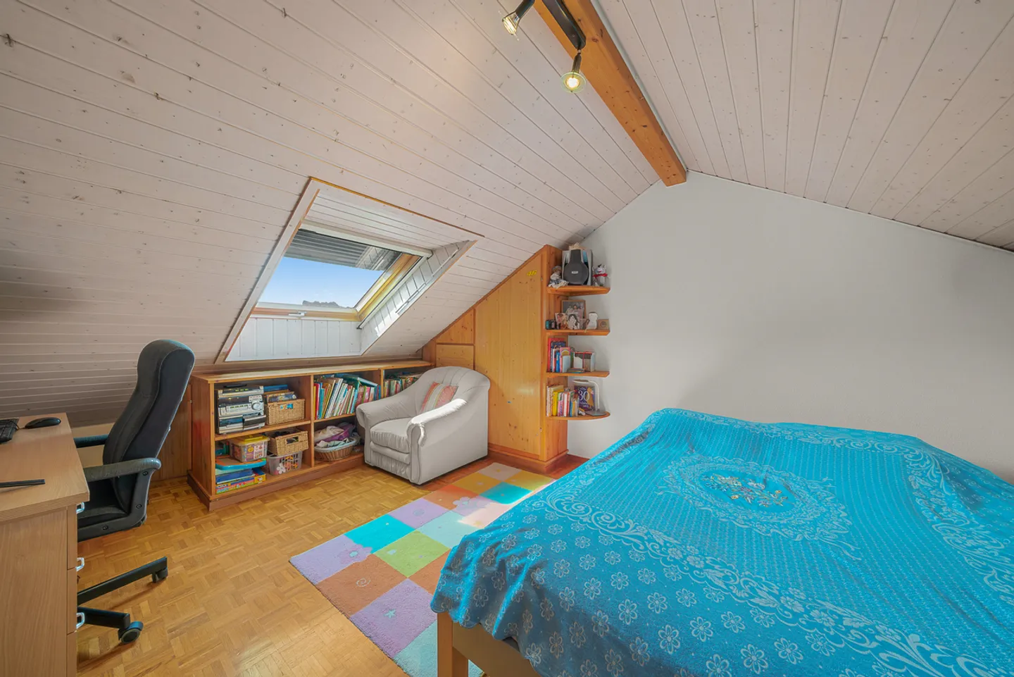 Desirable neighborhood, residential setting and panoramic view of the lake - Photo 8 of 16