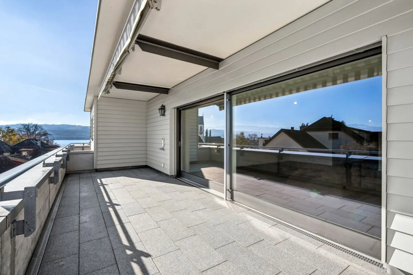 FIRST USE AFTER COMPLETE RENOVATION IN CENTRAL LOCATION IN MEILEN - PENTHOUSE APARTMENT NEAR LAKE ZURICH - Photo 3 of 14