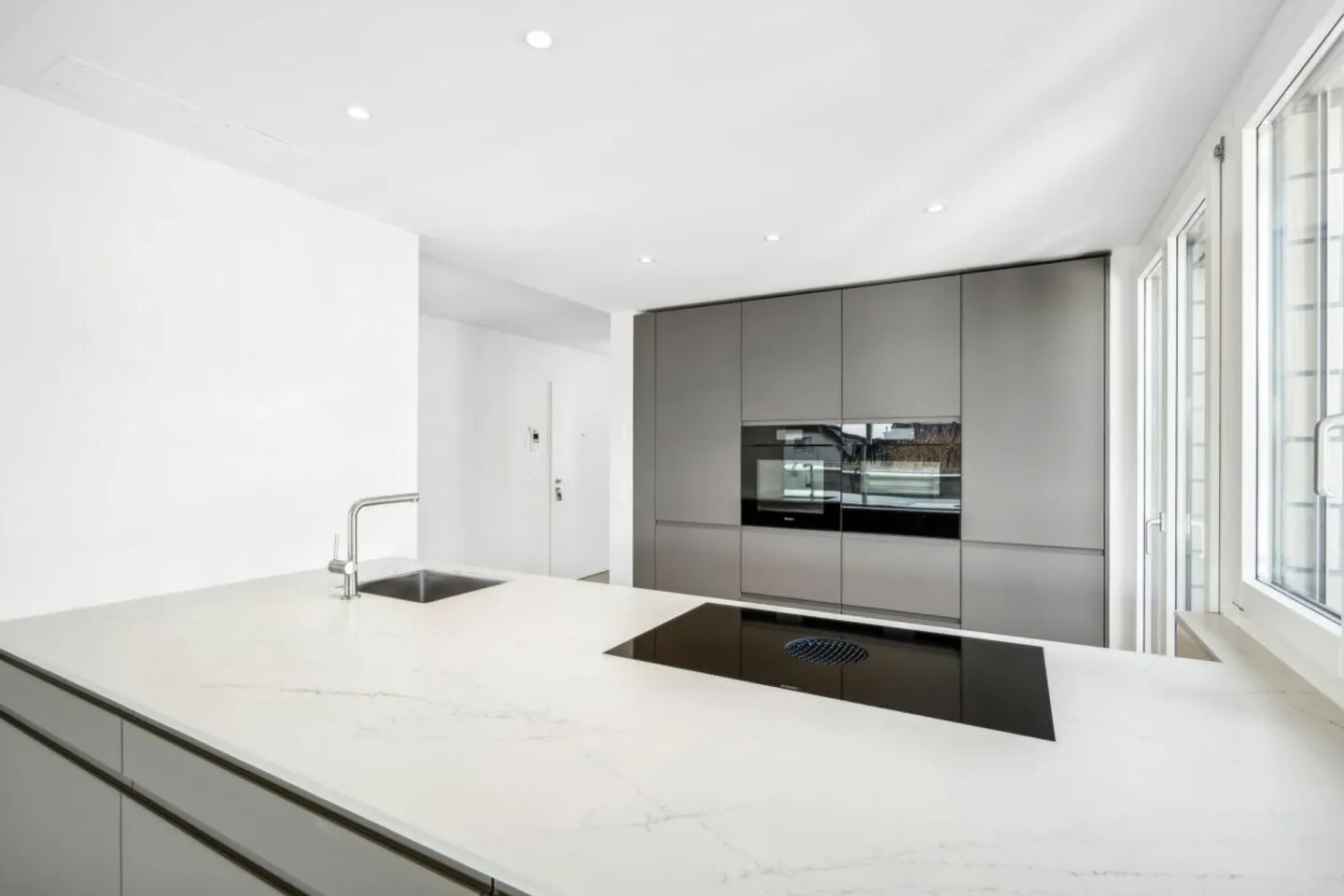 FIRST USE AFTER COMPLETE RENOVATION IN CENTRAL LOCATION IN MEILEN - PENTHOUSE APARTMENT NEAR LAKE ZURICH - Photo 8 of 14