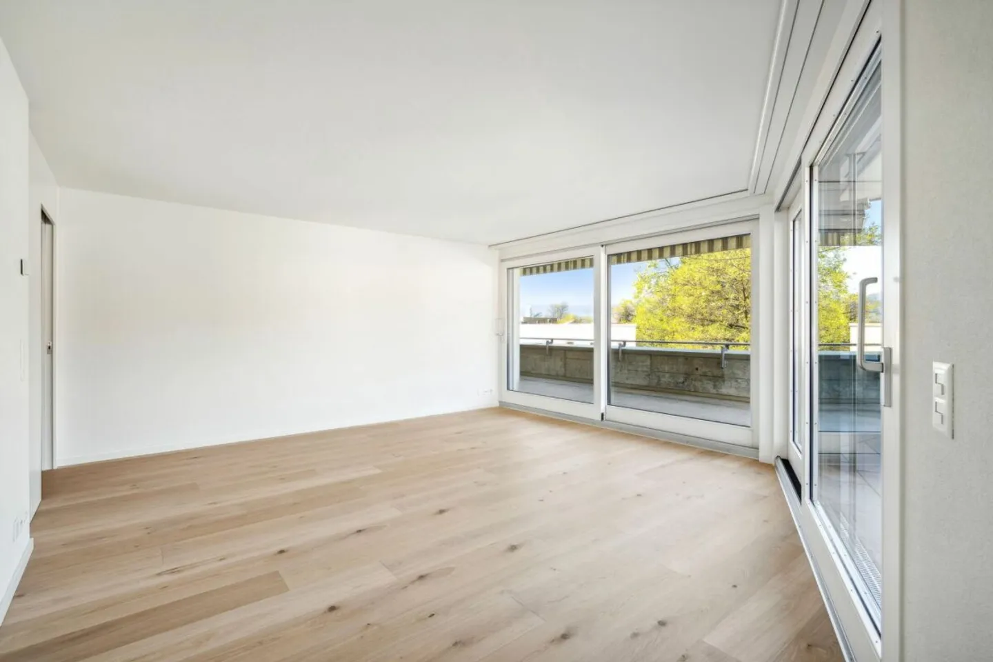 FIRST USE AFTER COMPLETE RENOVATION IN CENTRAL LOCATION IN MEILEN - PENTHOUSE APARTMENT NEAR LAKE ZURICH - Photo 9 of 14