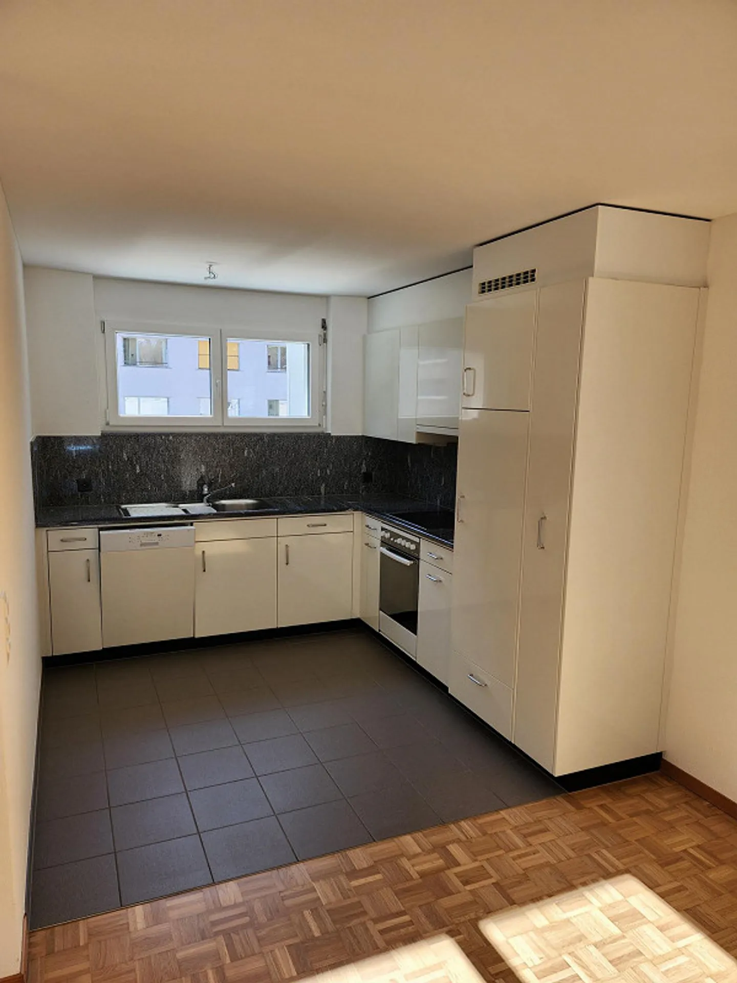 Appartement en attique 3,5 pièces près du centre-ville - Photo 3 sur 10
