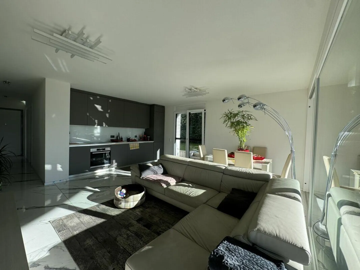 Appartement moderne de 4,5 pièces avec jardin - Photo 1 sur 5