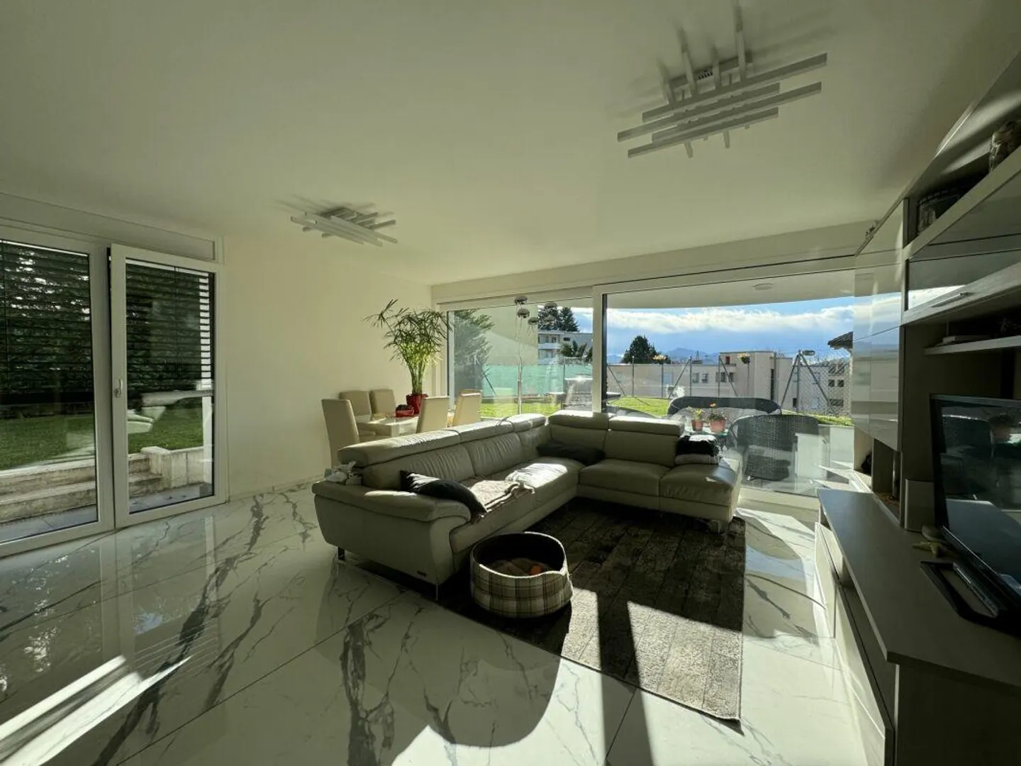 Appartement moderne de 4,5 pièces avec jardin - Photo 2 sur 5