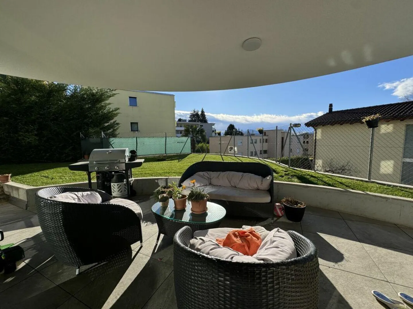 Appartement moderne de 4,5 pièces avec jardin - Photo 3 sur 5