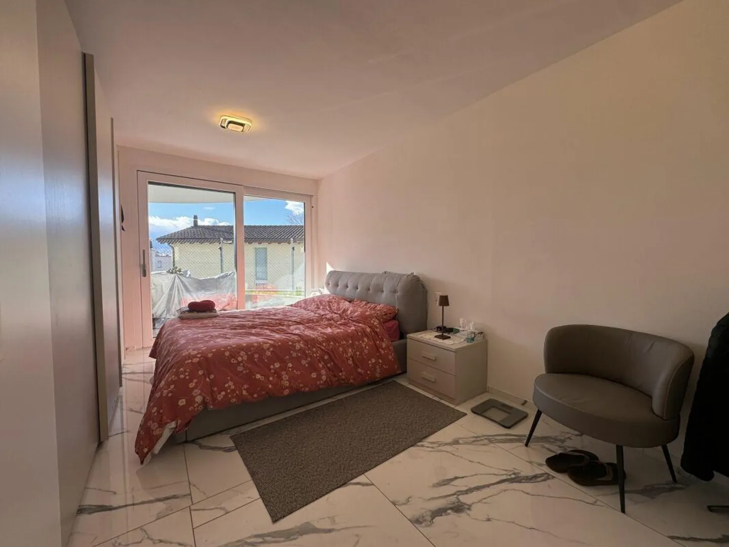 Appartement moderne de 4,5 pièces avec jardin - Photo 4 sur 5