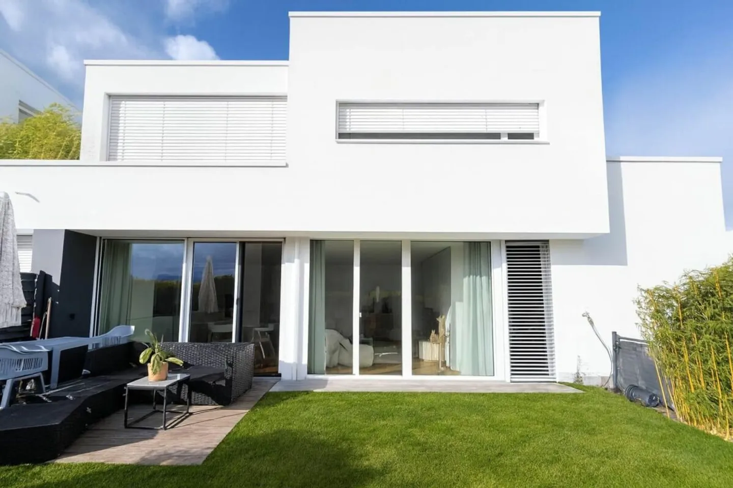 Belle exécution moderne avec terrasse et pelouse - Photo 1 sur 6