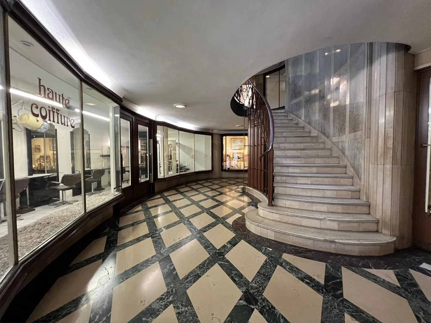 Salon de coiffure à louer temporairement - Photo 2 sur 3