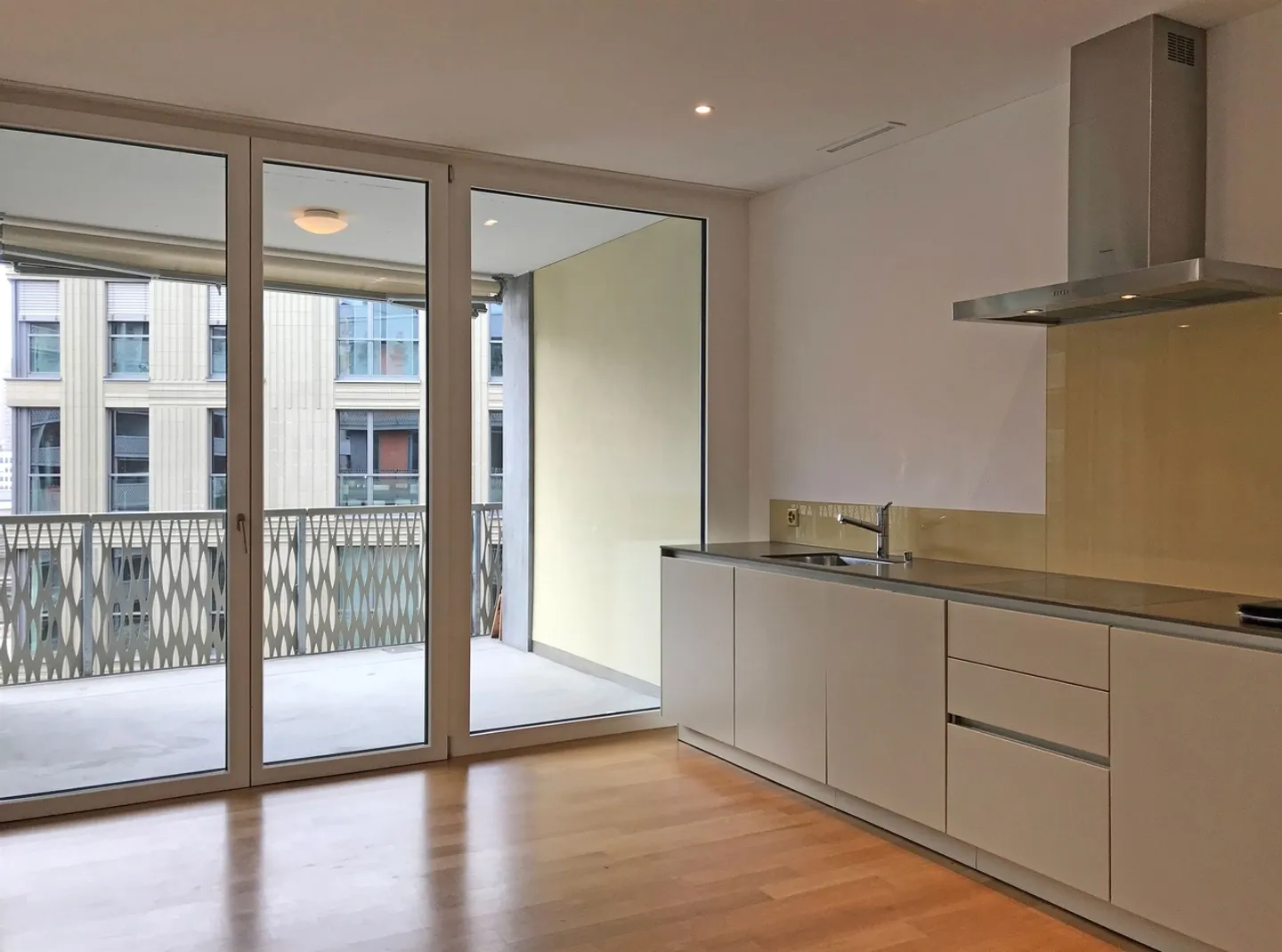 Appartement moderne en ville - Photo 2 sur 5