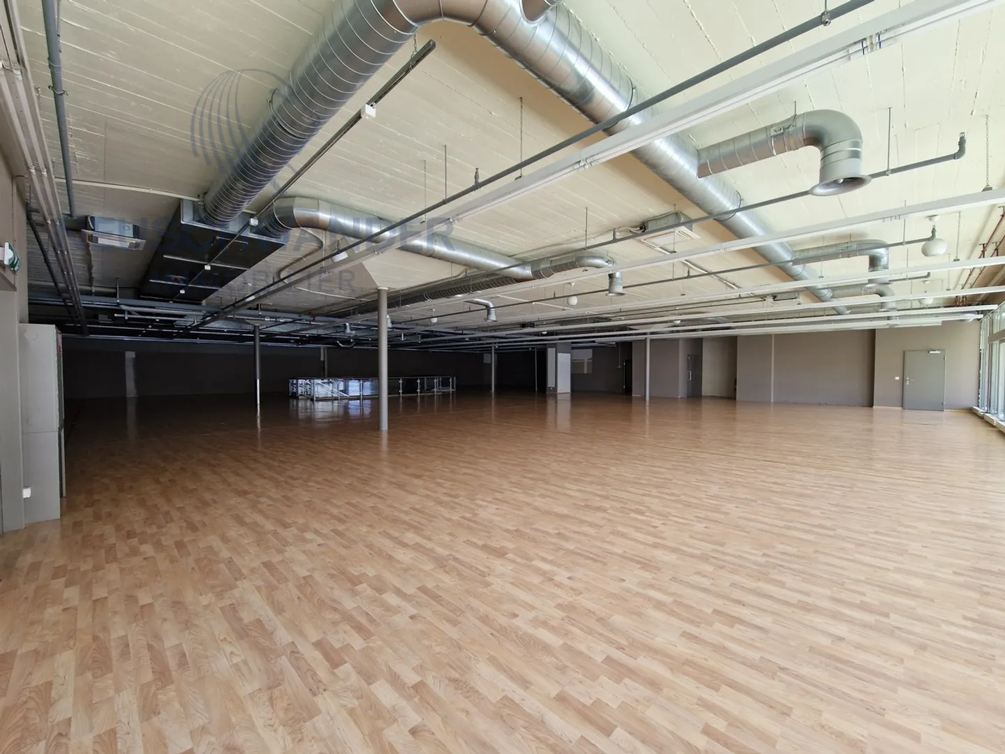 High-potential building in the heart of the city and 19 parking spaces - Photo 2 of 9