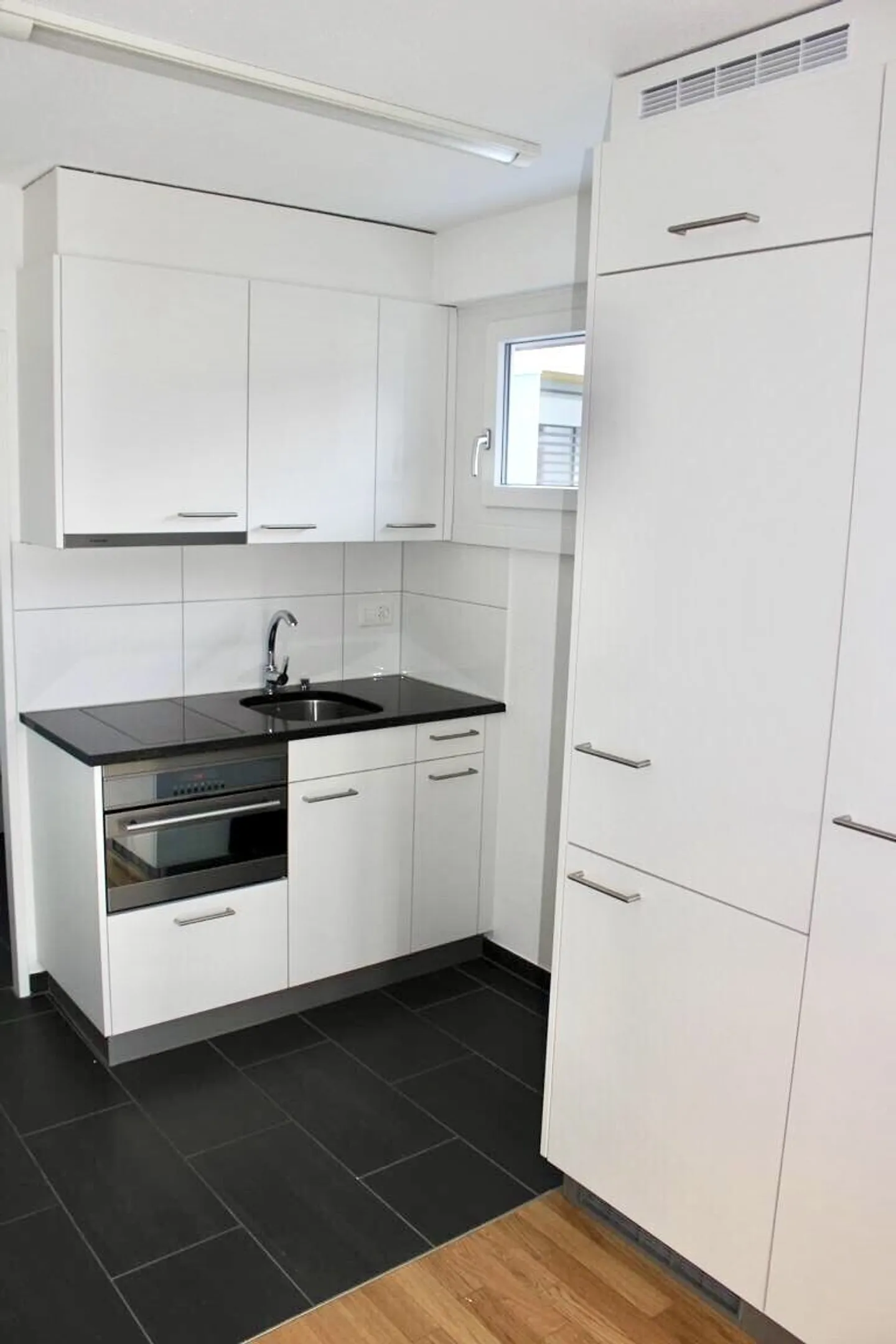 Appartement 1 pièce de 28 m² au dernier étage avec balcon - Photo 2 sur 7