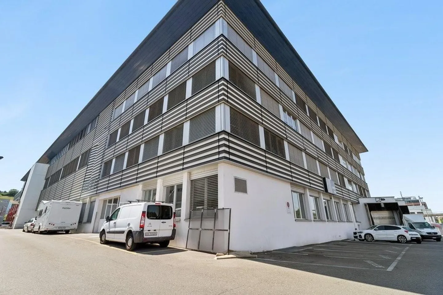 Espace commercial spacieux et bureaux à louer à Schlieren - Photo 1 sur 10