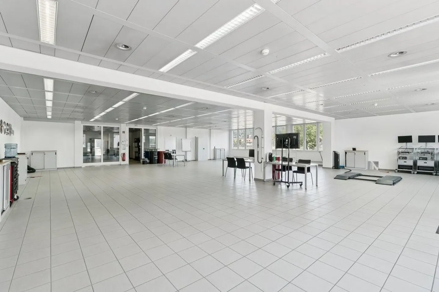 Espace commercial spacieux et bureaux à louer à Schlieren - Photo 3 sur 10