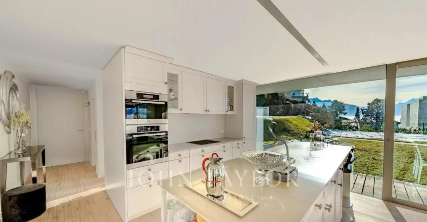 Stunning Apartment with Lake View - Photo 4 of 12