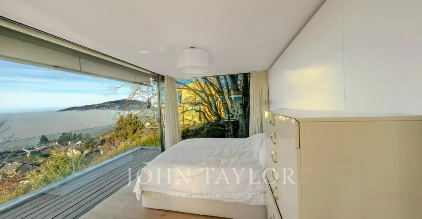 Stunning Apartment with Lake View - Photo 5 of 12