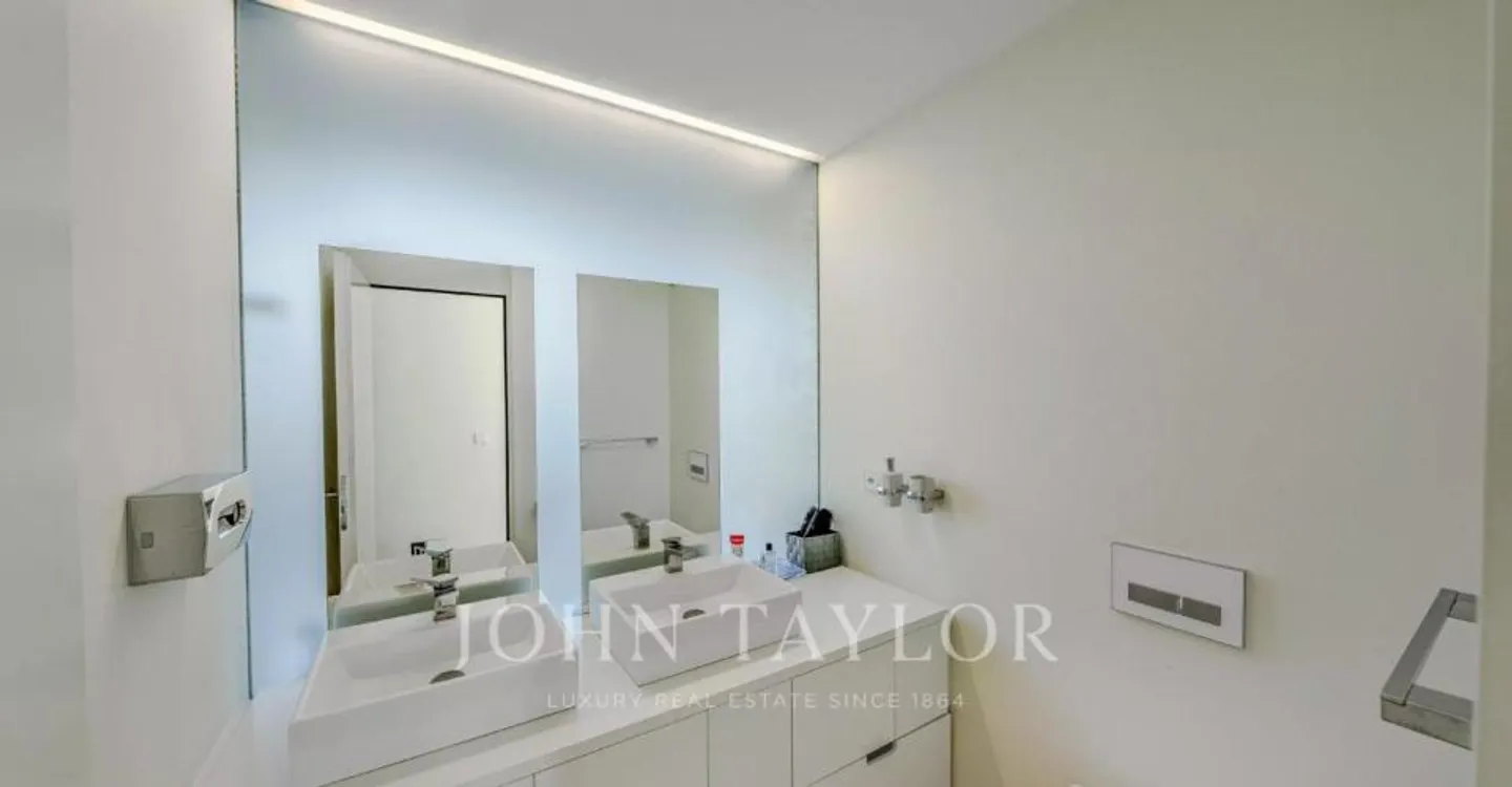 Stunning Apartment with Lake View - Photo 8 of 12