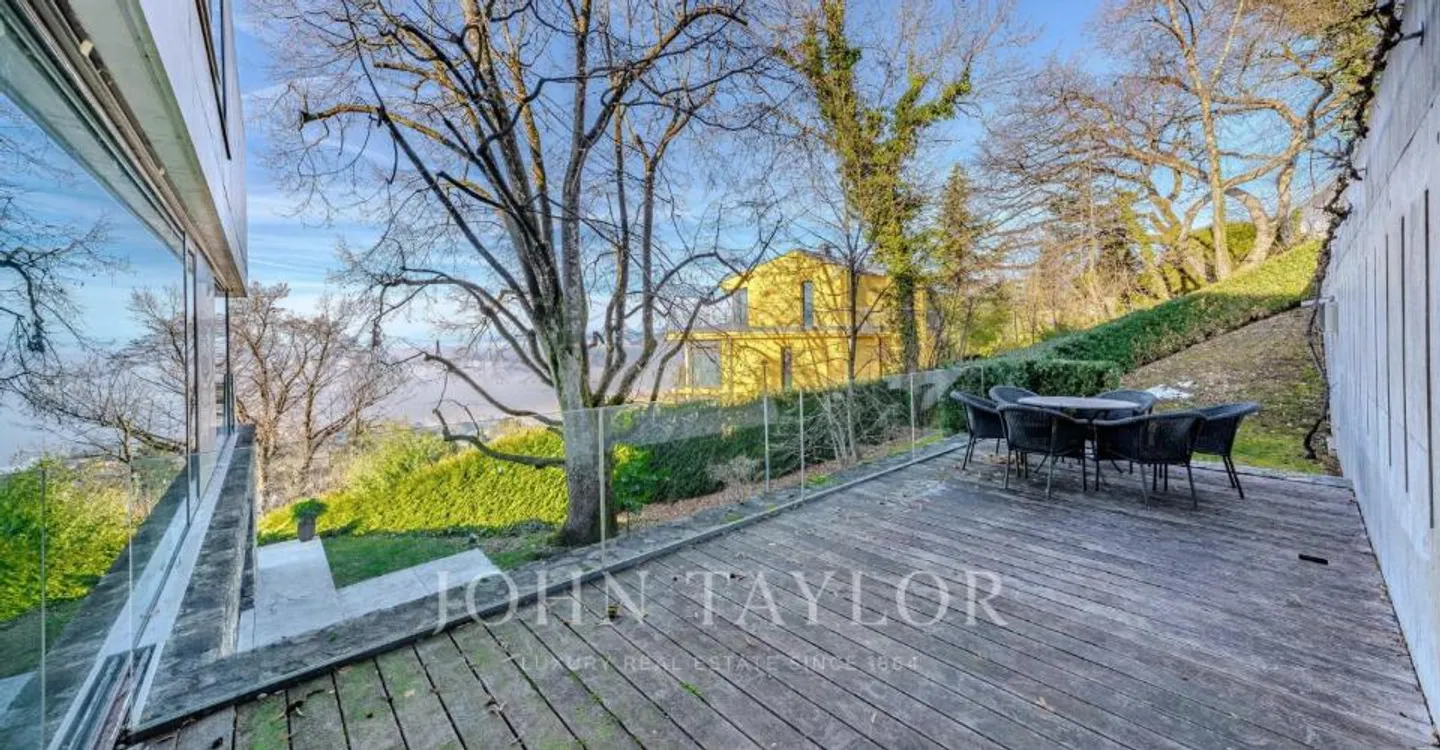 Stunning Apartment with Lake View - Photo 10 of 12