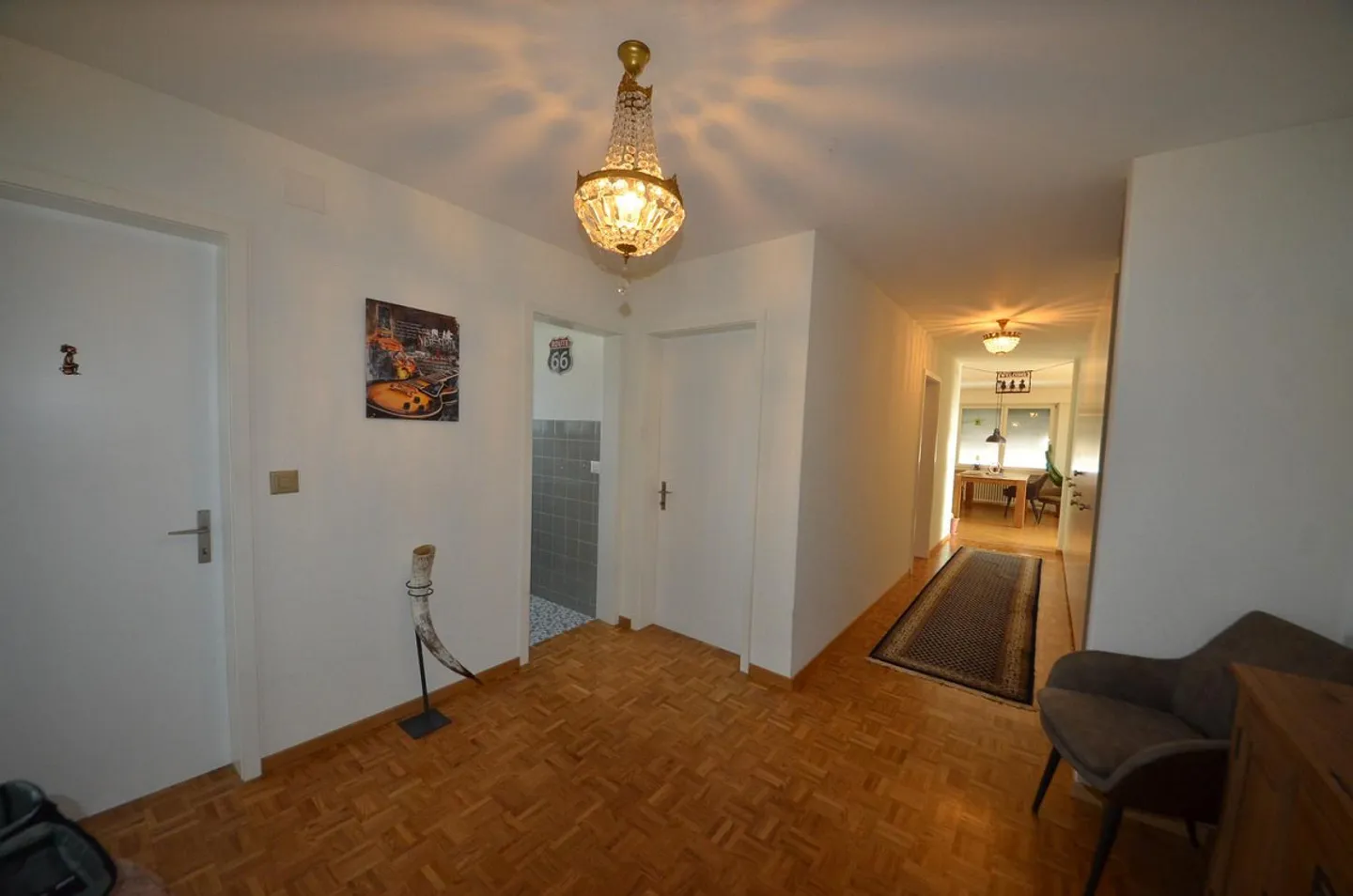 Appartement spacieux de 4,5 pièces à louer dans un emplacement central - Photo 2 sur 7