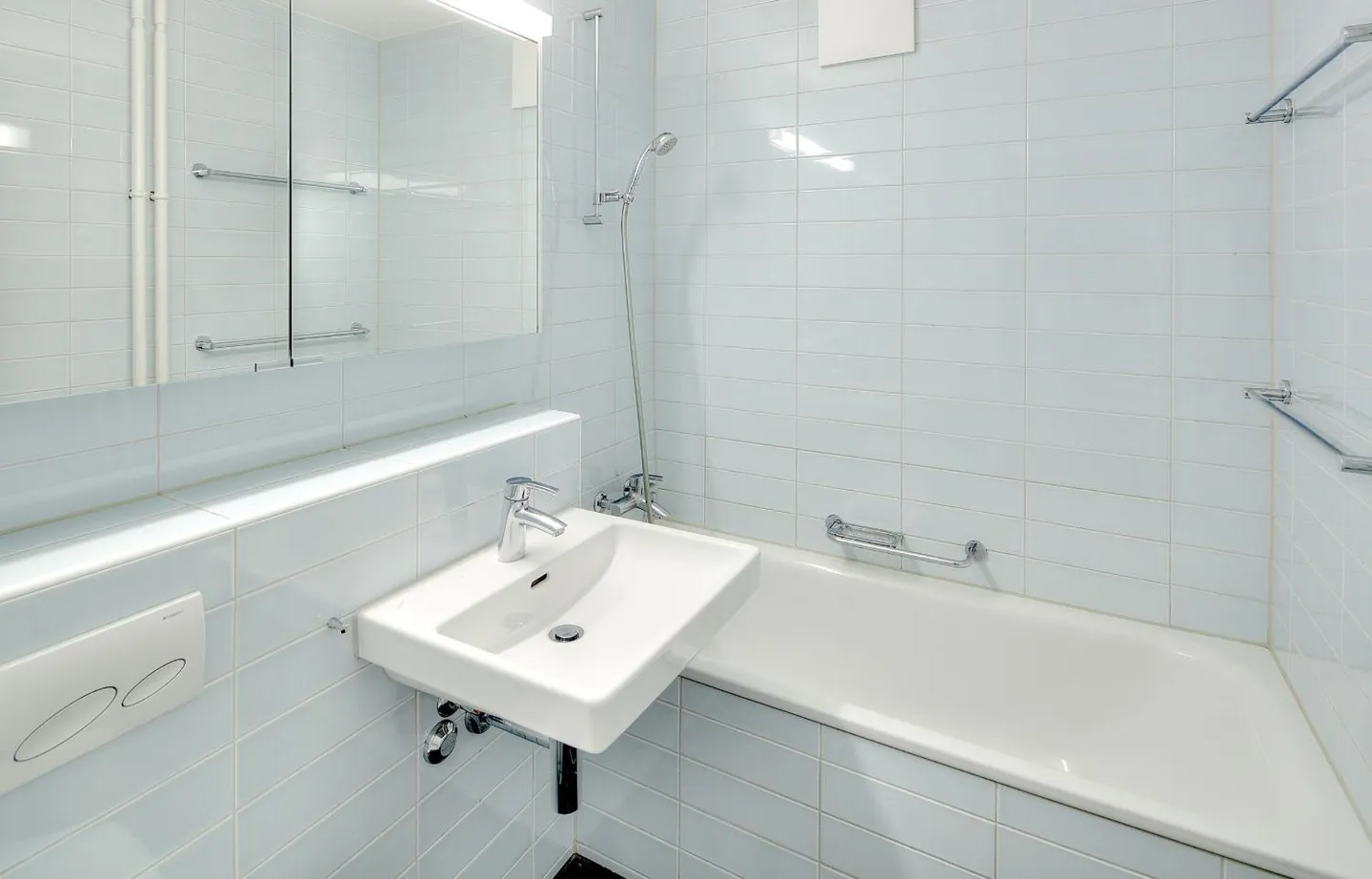 Attractive Apartment in Quiet Area - Photo 5 of 7