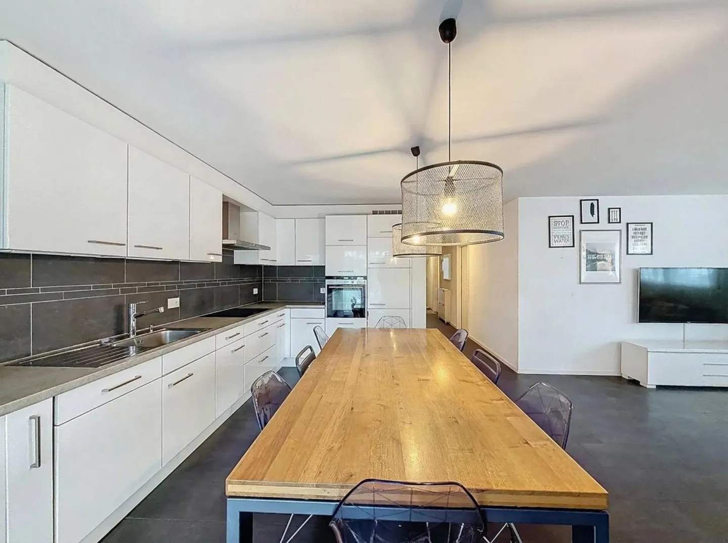 Spacious Family Apartment - Photo 3 of 13