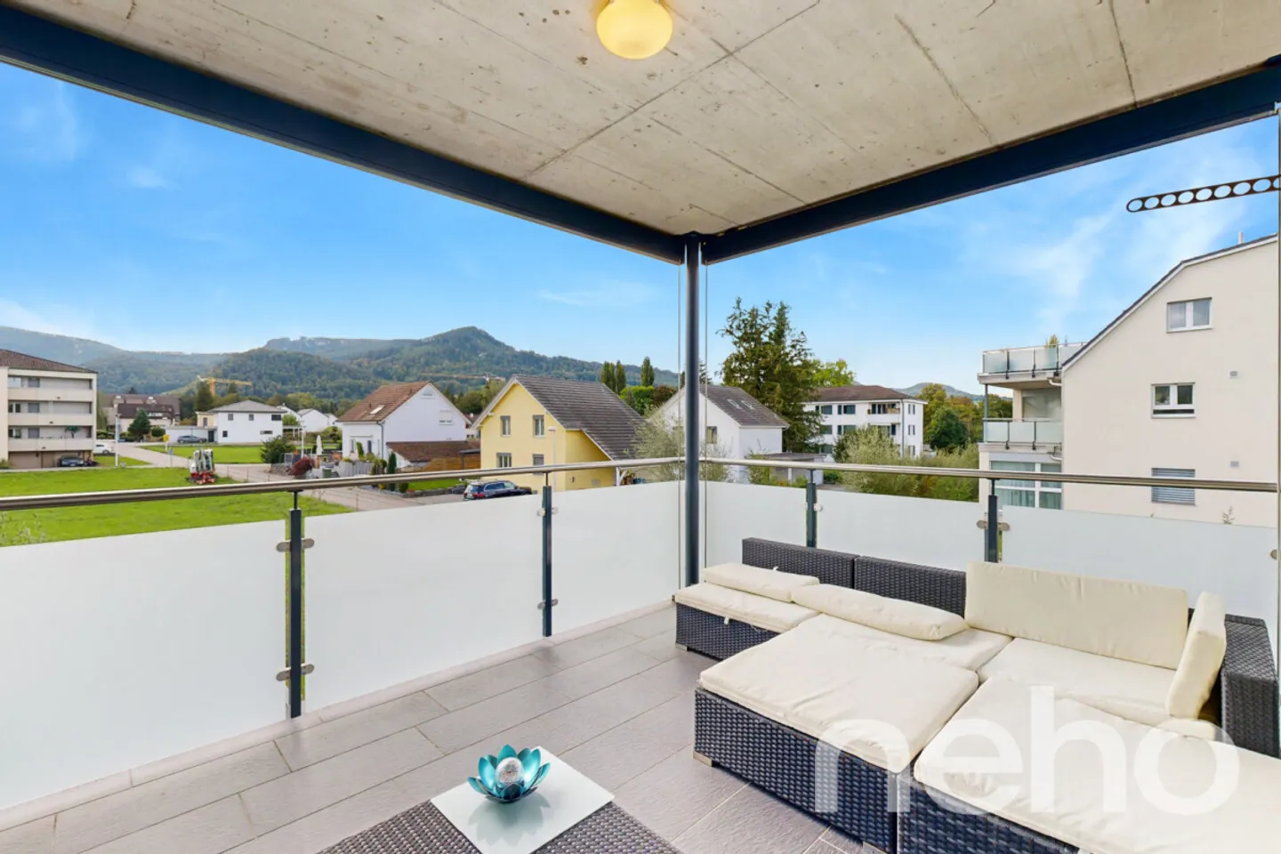 Modern 3.5-room apartment with large winter garden and balcony - Photo 3 of 11