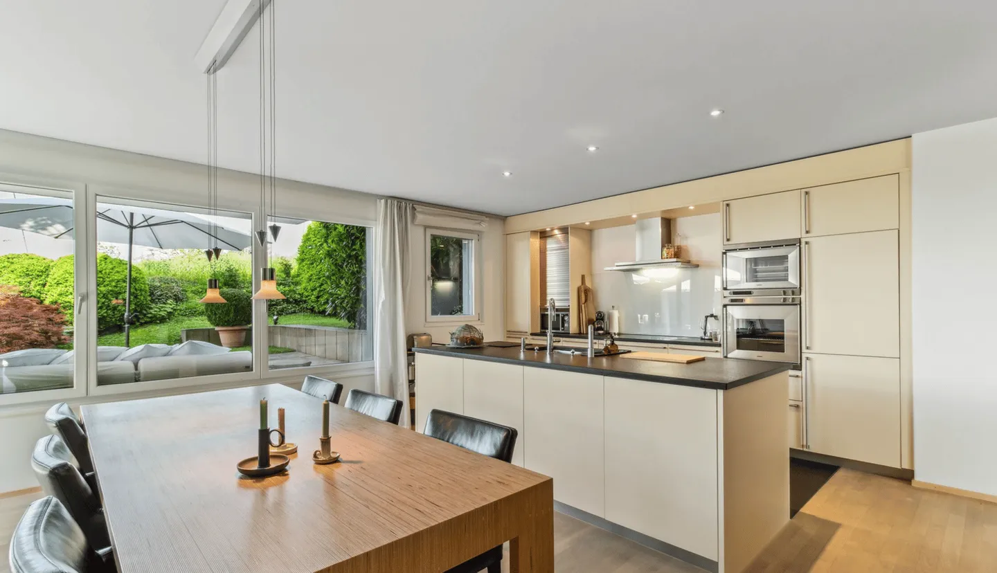 Spacious and Quiet Garden Apartment - Photo 3 of 10