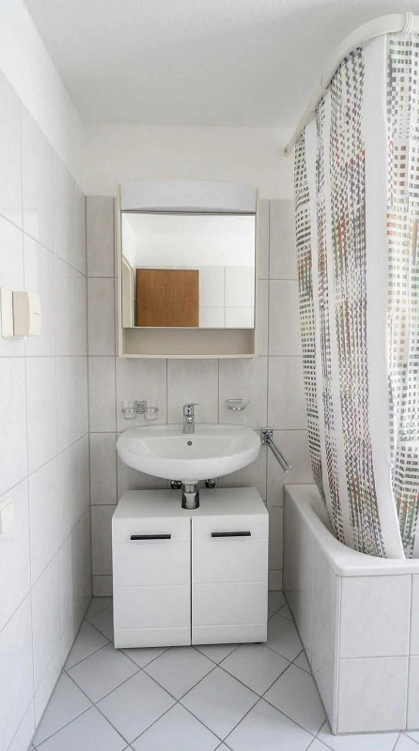 Appartamento 4 locali con camino e design affascinante - Foto 3 di 10