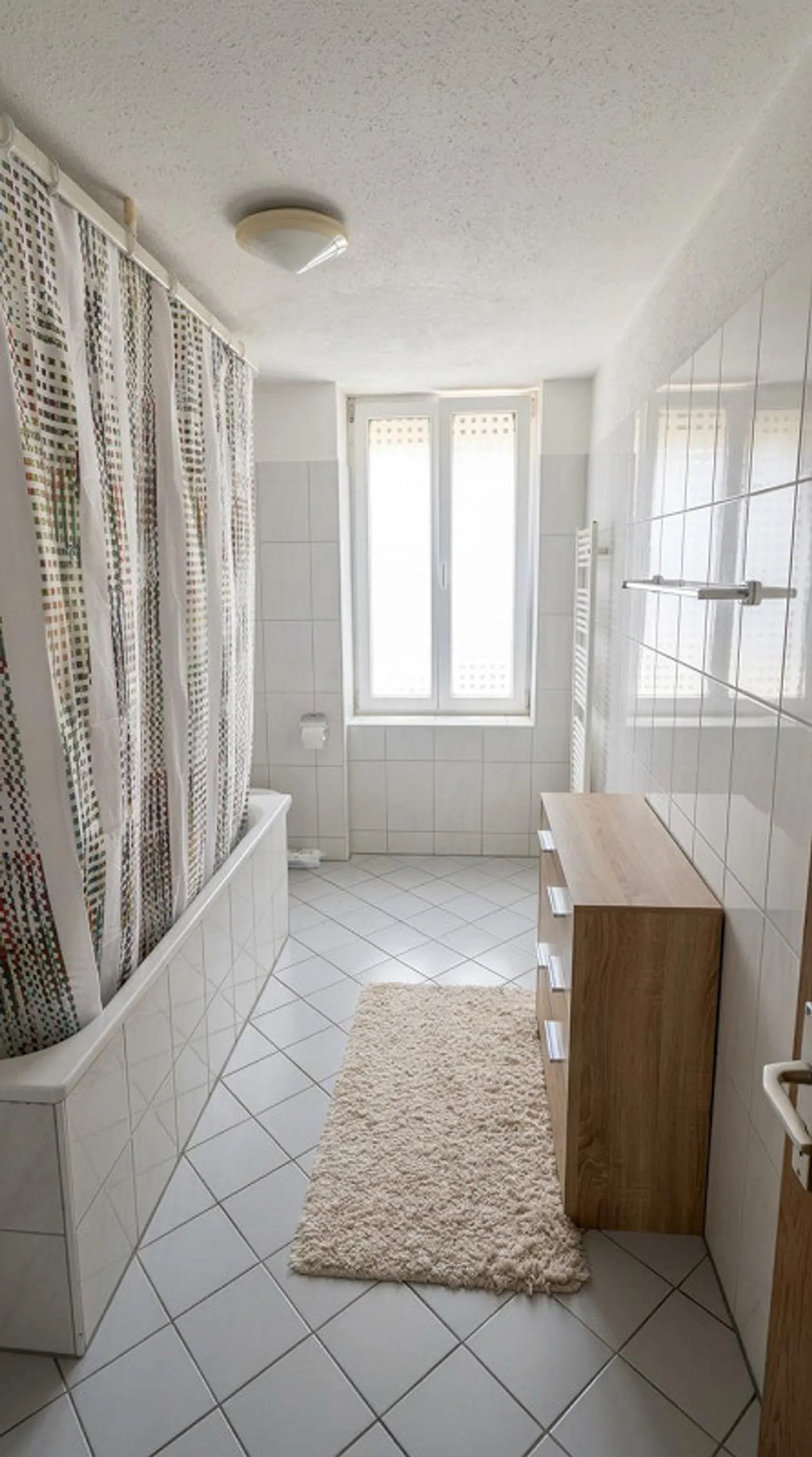 Appartamento 4 locali con camino e design affascinante - Foto 4 di 10