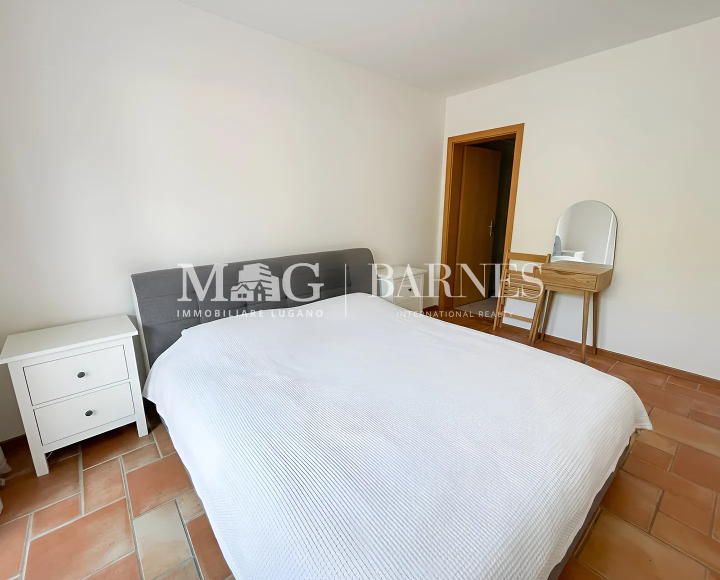 Charmant Appartement avec Jardin à Collina d'Oro - Photo 6 sur 7