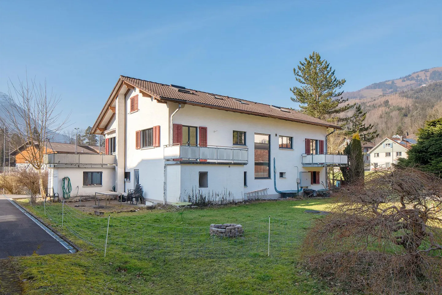 Interessante casa a 3 famiglie con diverse possibilità di utilizzo! - Foto 3 di 13
