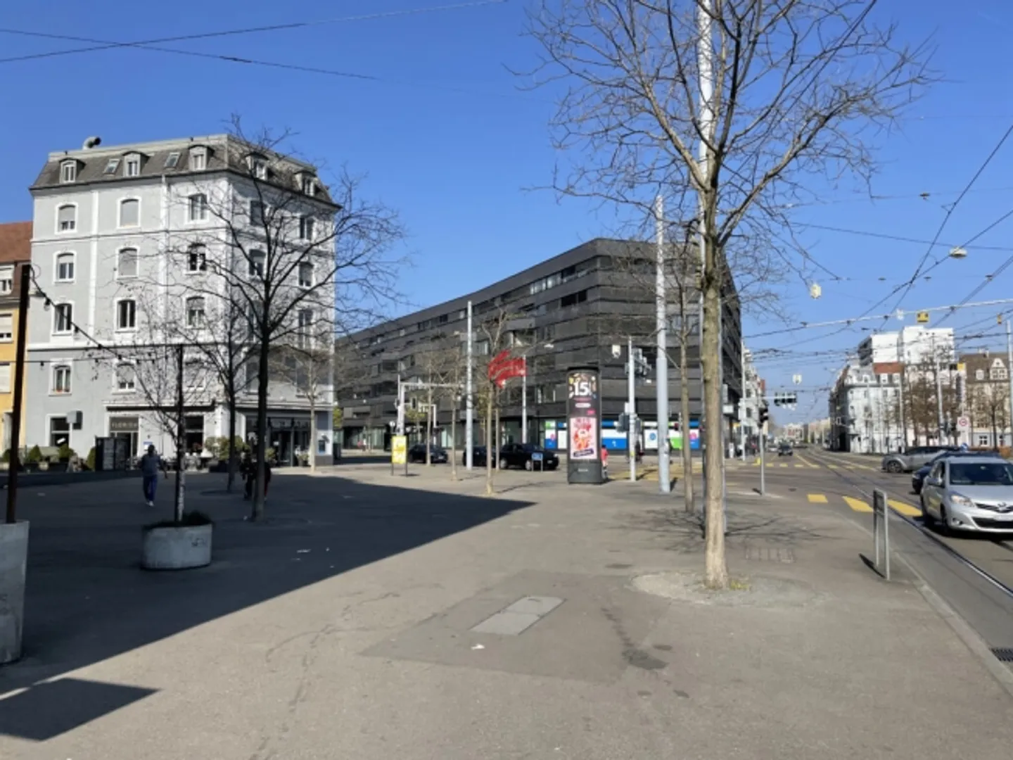 Maison multifamiliale attrayante avec espace commercial - Photo 2 sur 3