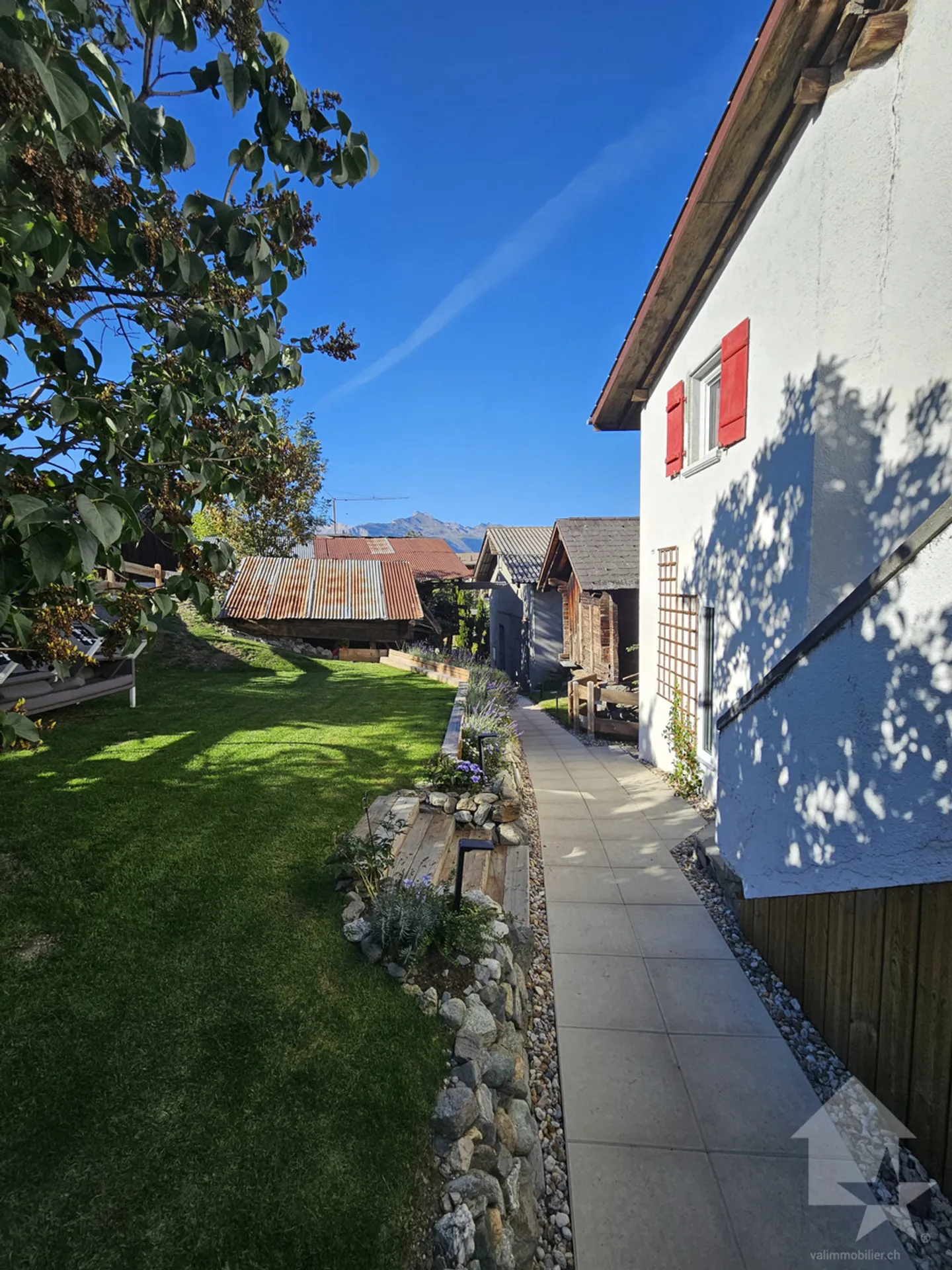 Renovated 4.5-room chalet, 103 m2, view and sun - Photo 4 of 23