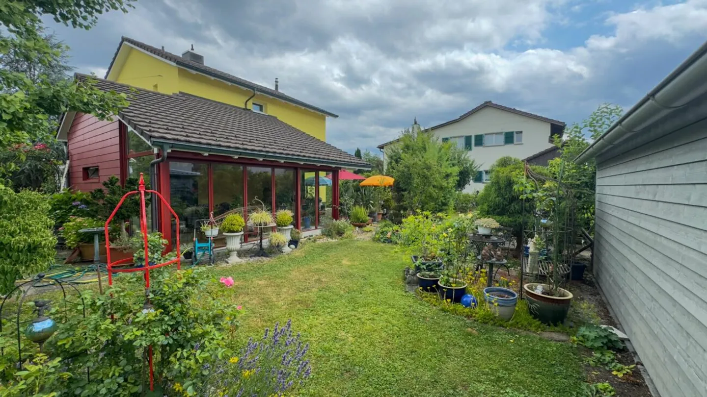 Casa unifamiliare ristrutturata con grande terreno - Foto 2 di 16
