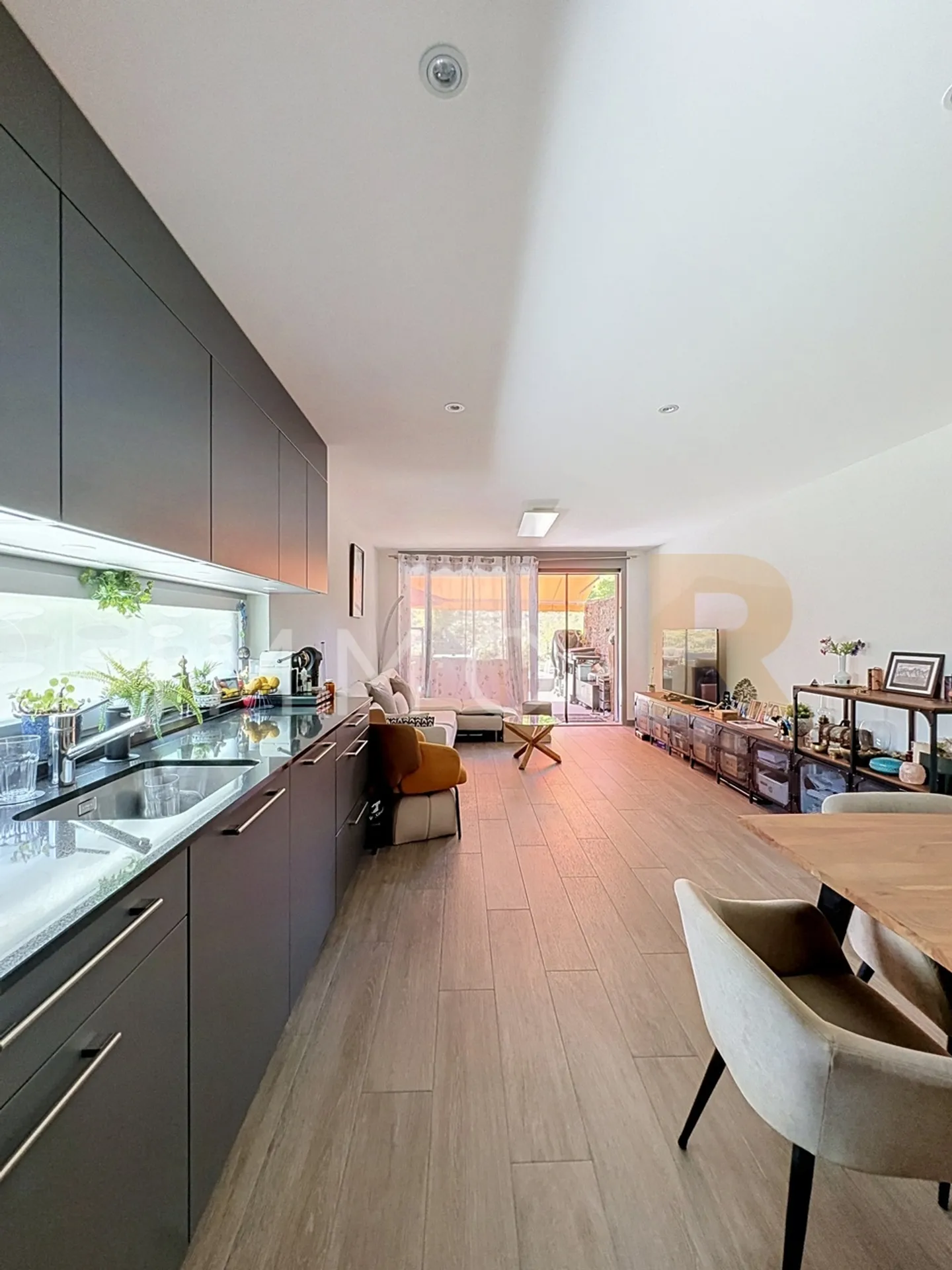 Charming 3.5-room apartment with terrace and garden - Photo 3 of 12
