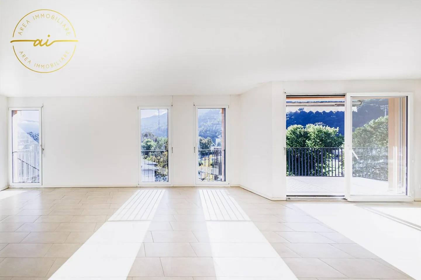 Penthouse lumineux avec 5 chambres et grande terrasse à Chiasso - Photo 1 sur 13