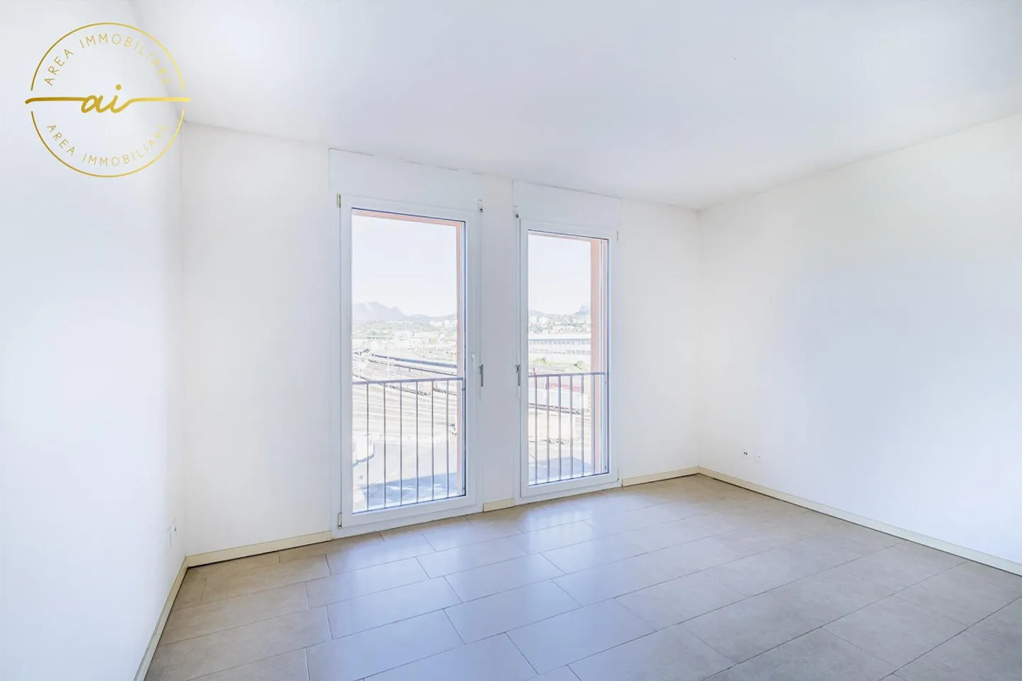 Penthouse lumineux avec 5 chambres et grande terrasse à Chiasso - Photo 4 sur 13