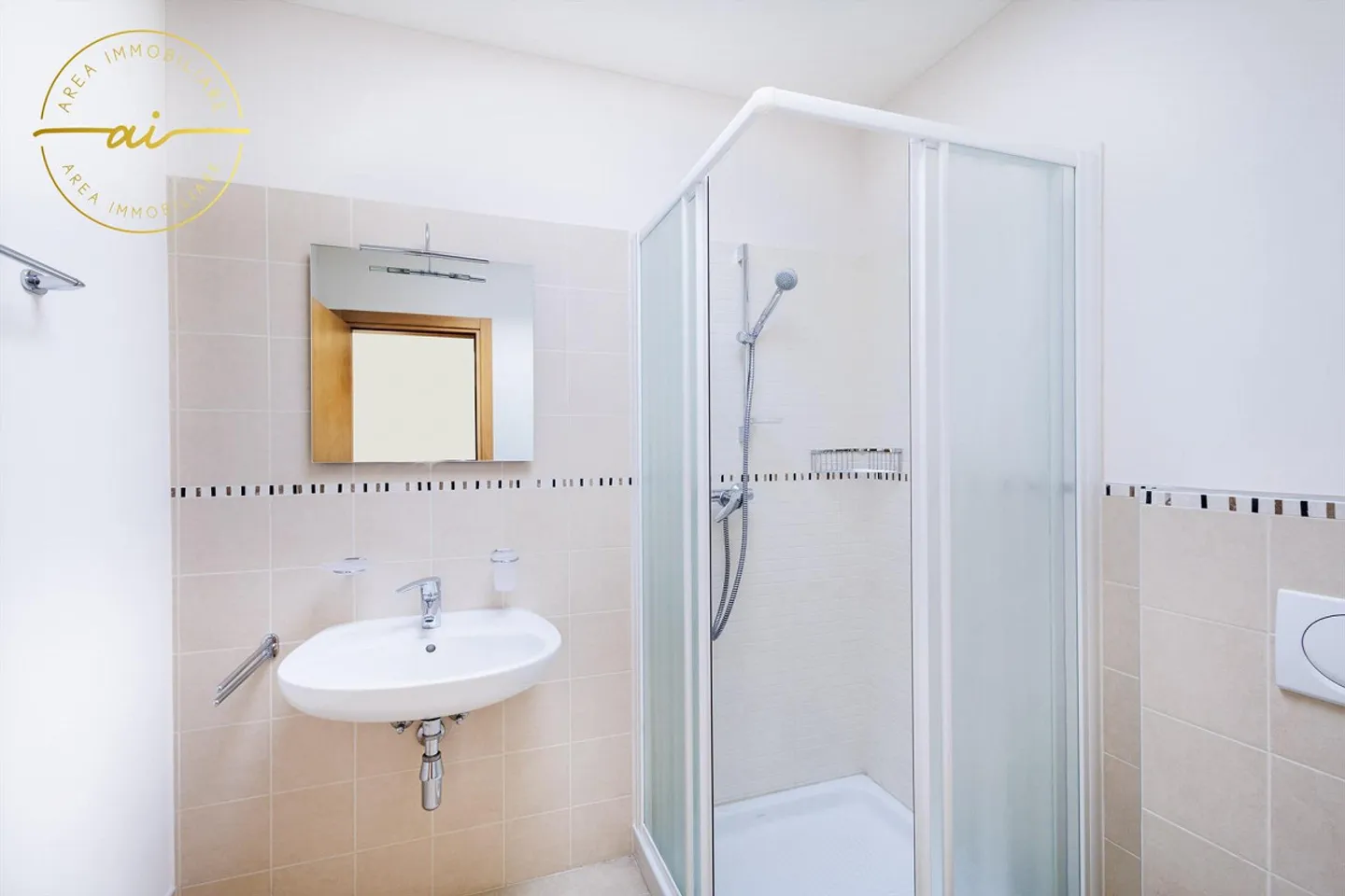 Penthouse lumineux avec 5 chambres et grande terrasse à Chiasso - Photo 7 sur 13