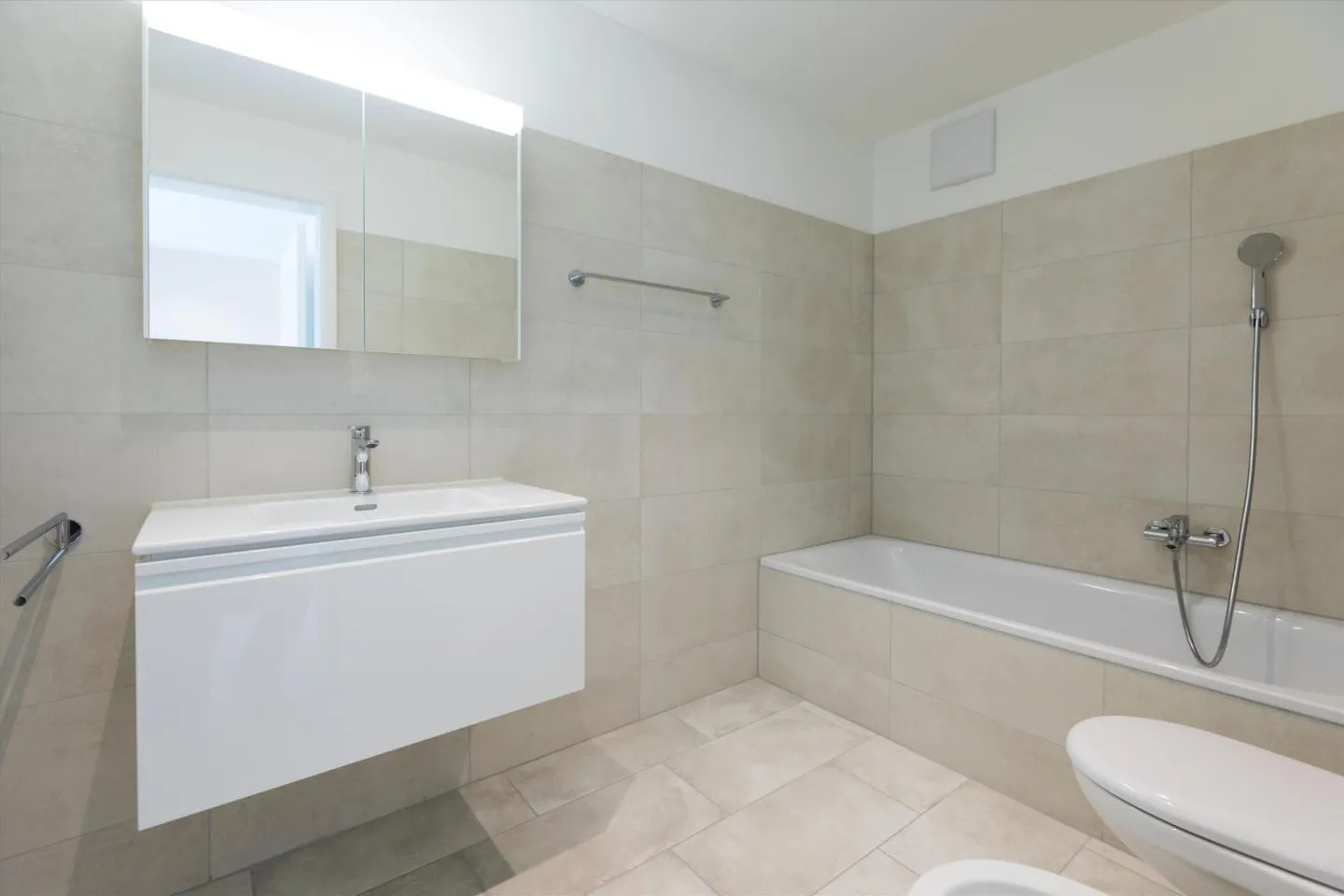 Appartamento moderno in posizione strategica - Foto 3 di 9