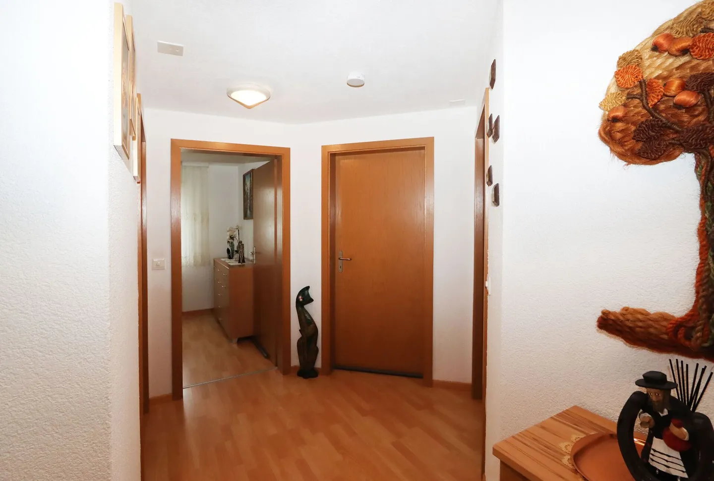 Appartamento di 4,5 locali con posto auto in garage e balcone in una posizione tranquilla a Niederurnen - Foto 12 di 19