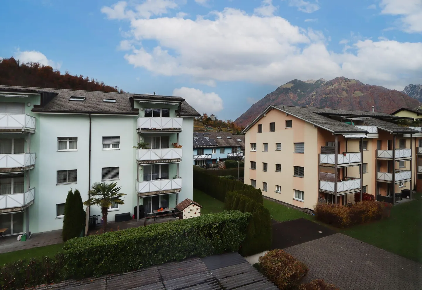 Appartamento di 4,5 locali con posto auto in garage e balcone in una posizione tranquilla a Niederurnen - Foto 15 di 19