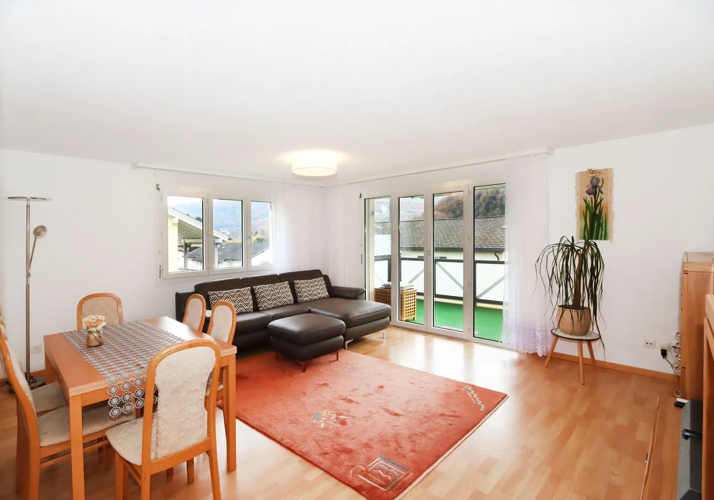 Appartamento di 4,5 locali con posto auto in garage e balcone in una posizione tranquilla a Niederurnen - Foto 17 di 19