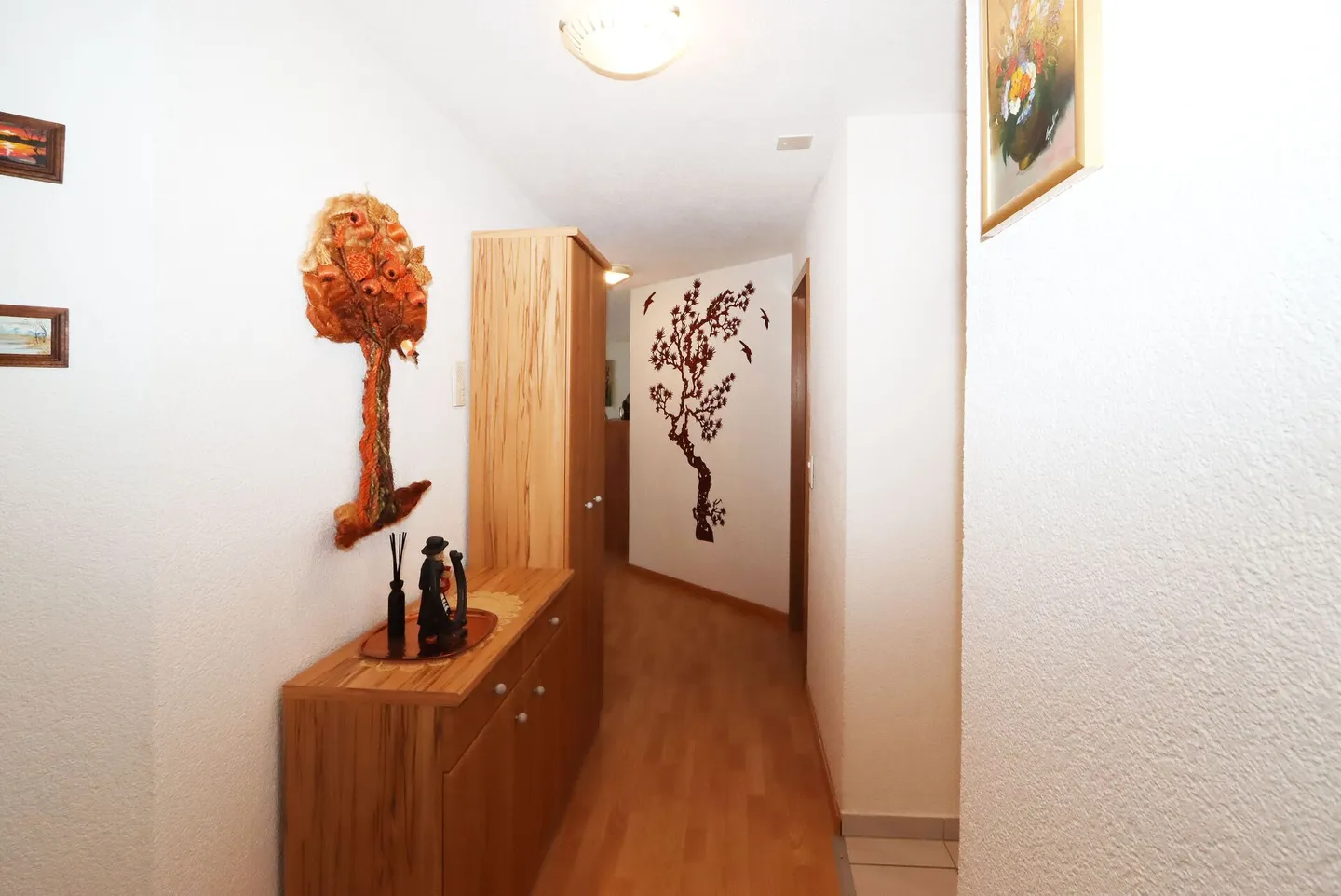 Appartamento di 4,5 locali con posto auto in garage e balcone in una posizione tranquilla a Niederurnen - Foto 11 di 19