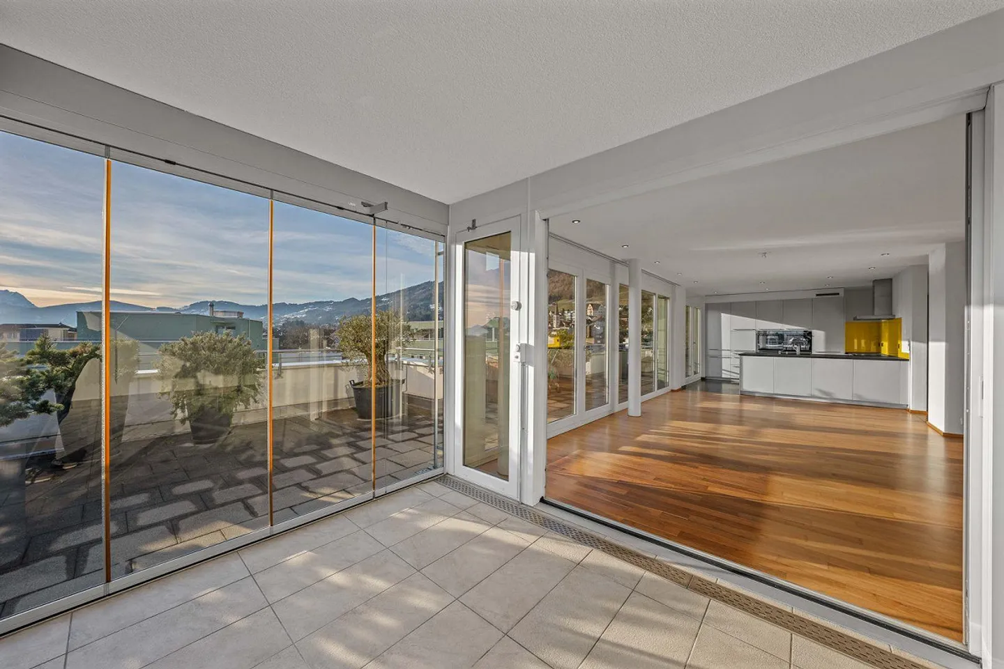 Appartement en attique de 4,5 pièces - Photo 2 sur 12