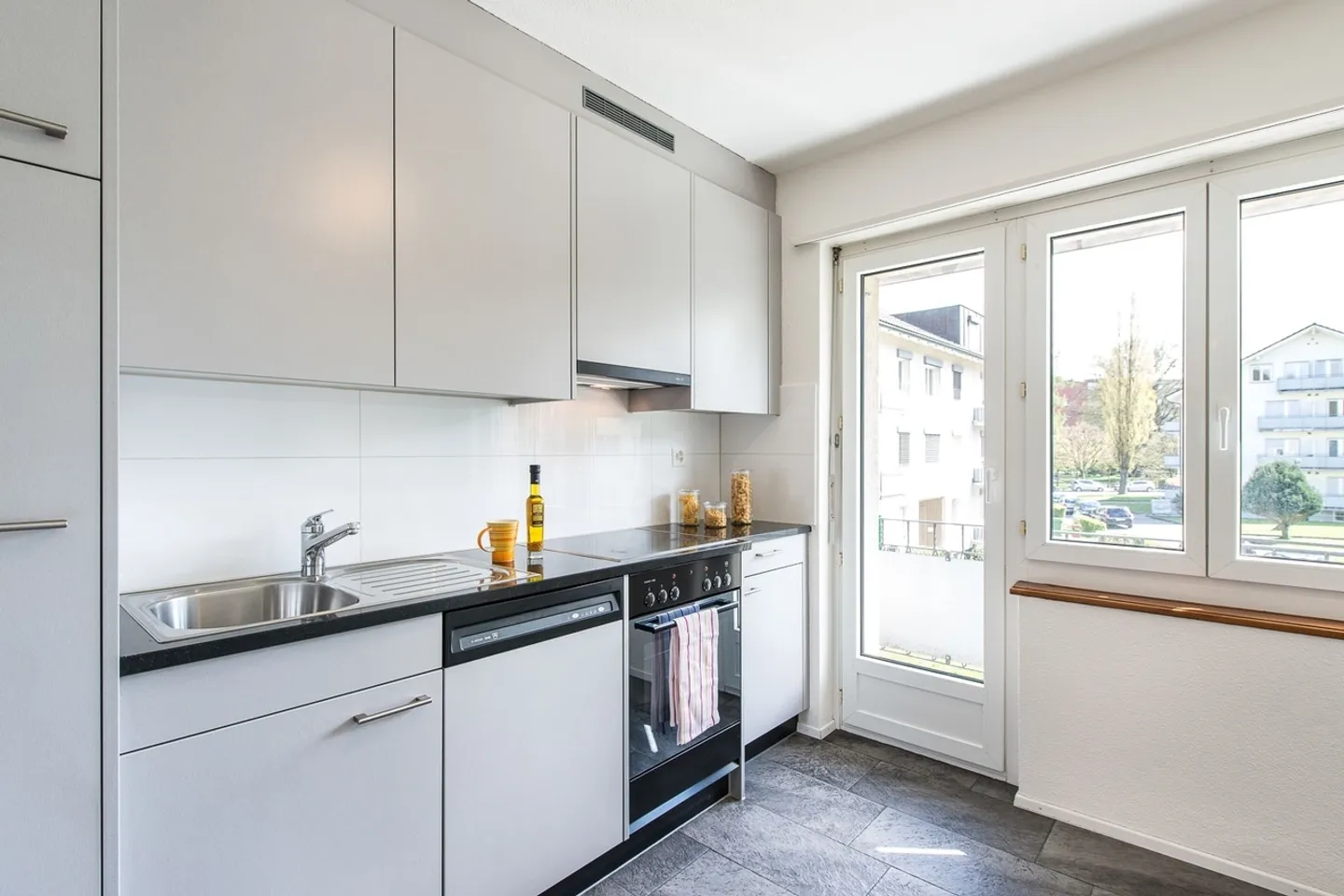 Comfortable living in the city of Olten! - Photo 3 of 10