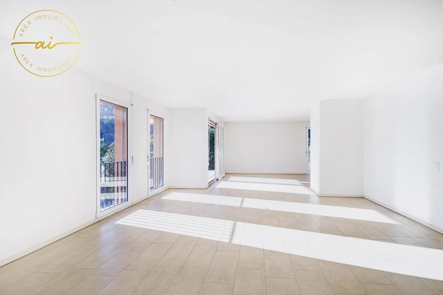 Penthouse lumineux avec 5 chambres et grande terrasse à Chiasso - Photo 12 sur 13