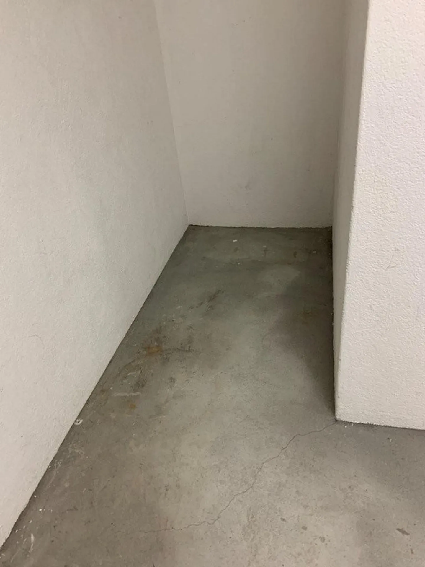Petit Dépôt dans Immeuble Résidentiel - Photo 6 sur 7