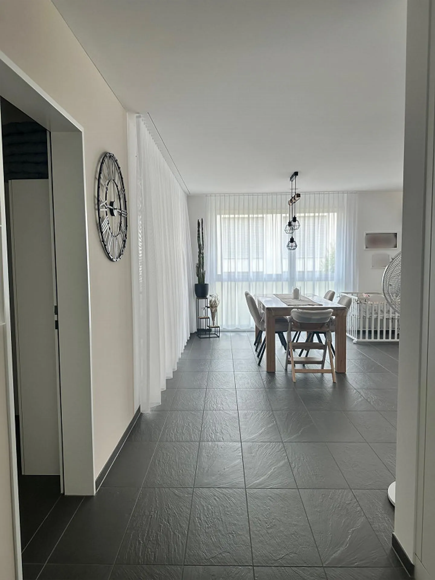 Modernes Apartment mit Balkonen - Foto 9 von 15