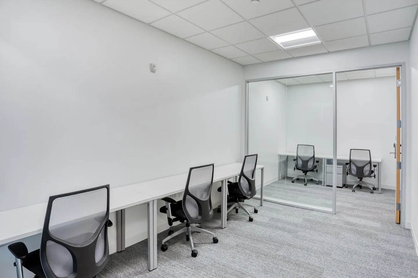 Arbeiten in Shared Offices bei Spaces Quartier de l'Étang - Foto 1 von 9