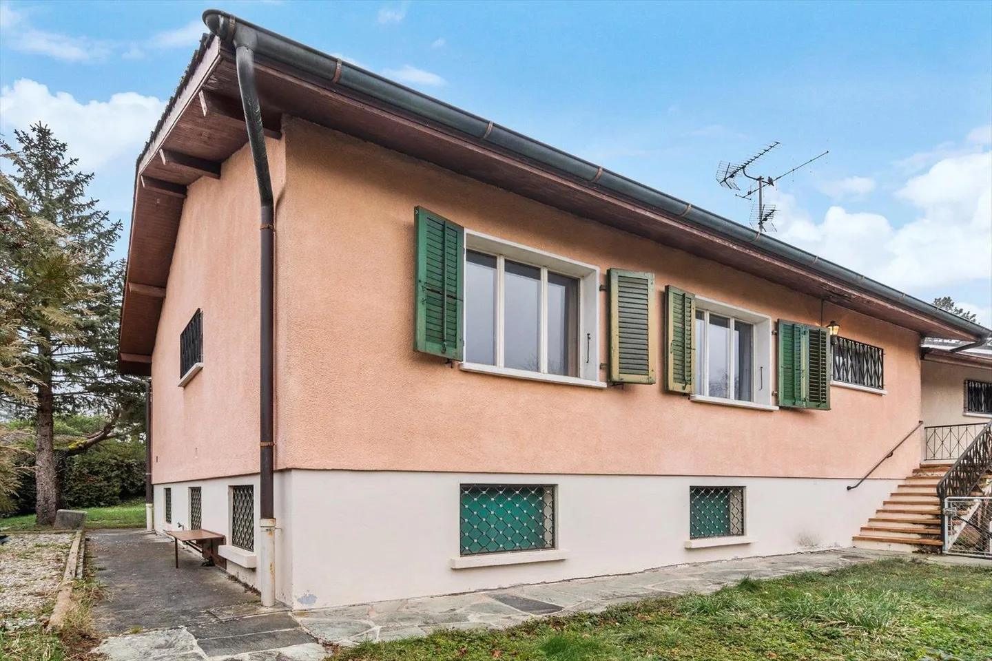 Charming Villa for Renovation in the Heart of Veyrier - Photo 1 of 12