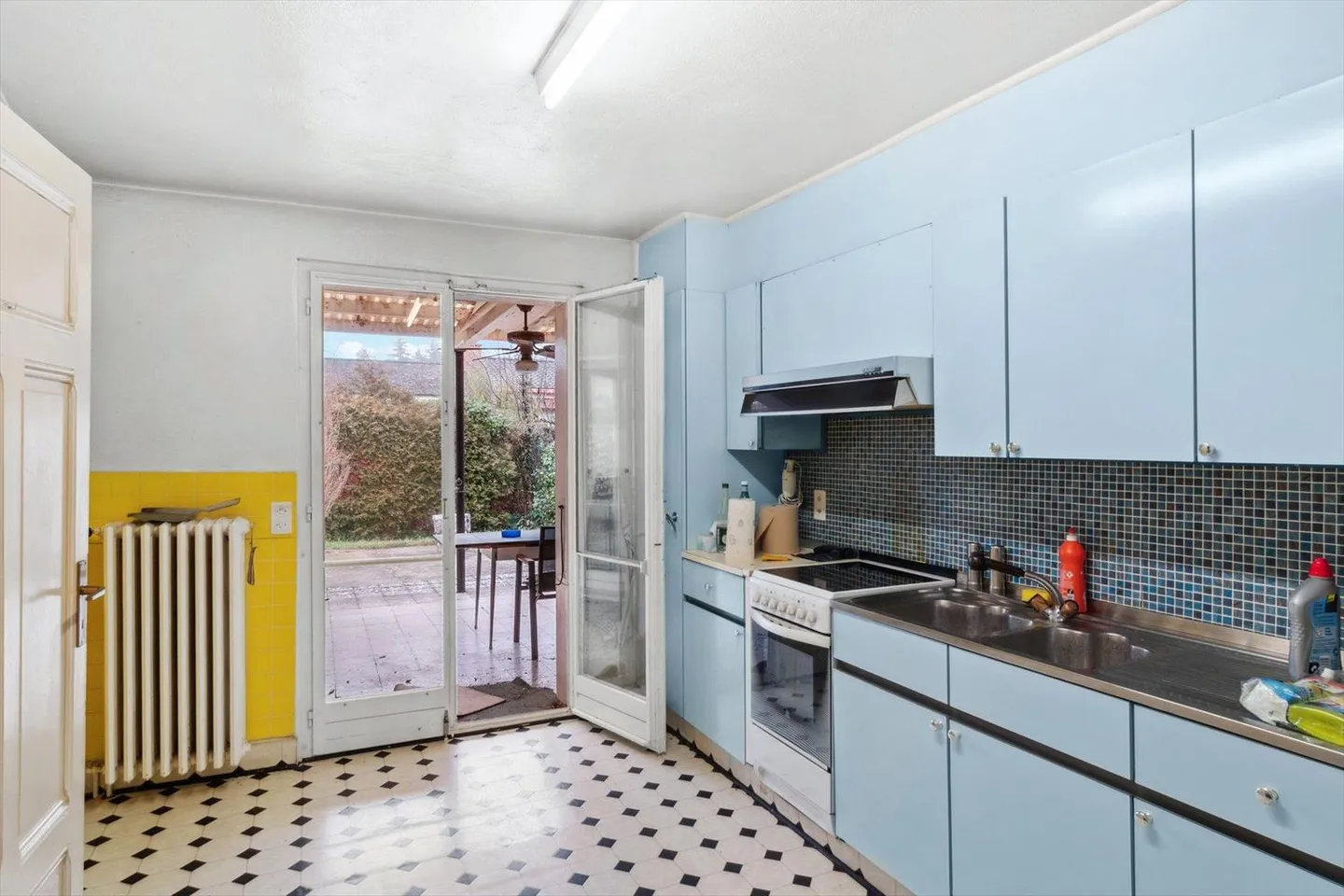 Charming Villa for Renovation in the Heart of Veyrier - Photo 3 of 12