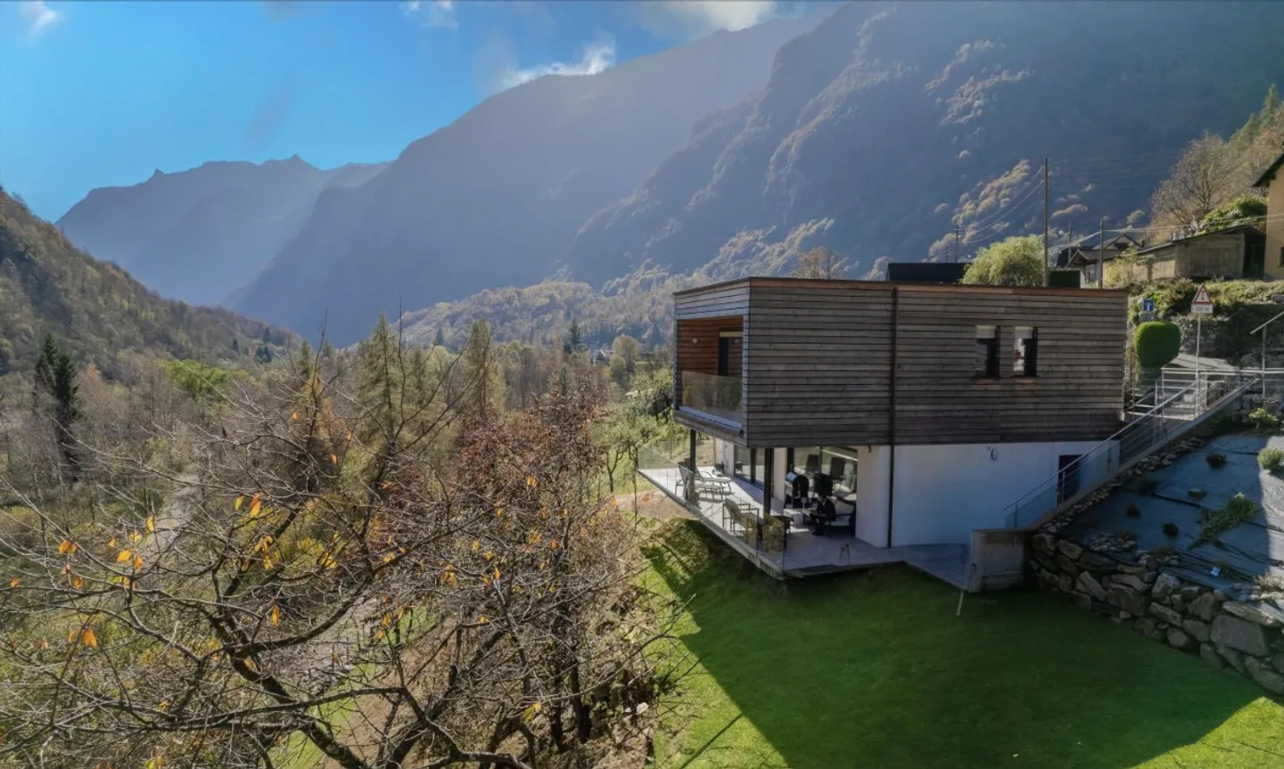 Villa moderna nella natura a Brione Verzasca - Una buona opportunità - Foto 1 di 13